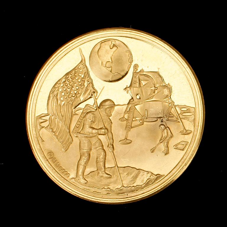 GULDMYNT, "landing on the moon", 1900-talets andra hälft. Vikt 4 gr.