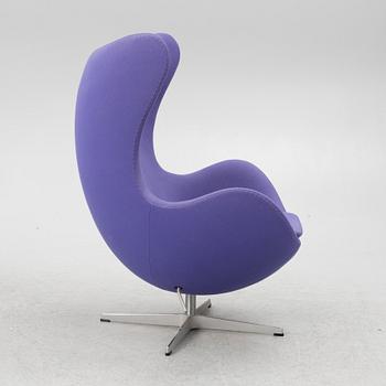 Arne Jacobsen, an armchair with footstool, "The Egg", Fritz Hansen, Denmark, 2003.