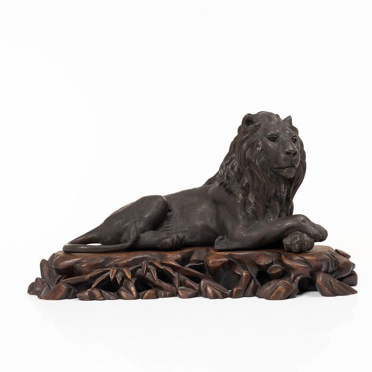 A pair of Japanese bronze lions, Meiji (1868-1912). Signed.