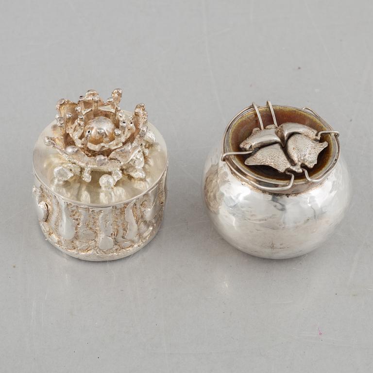 Two small sterling silver boxes with lid, marks of Lars Arby, Gothenburg 1970 and 1980.