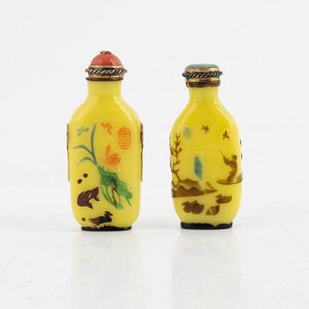 A pair of Chinese Beijing glass snuffbottles, late Qing dynasty/early 1900.