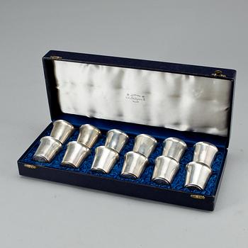 BÄGARE, 12st, silver och silvermynt Oscar II, 2kr, 1877-1904. Totalvikt ca430g.