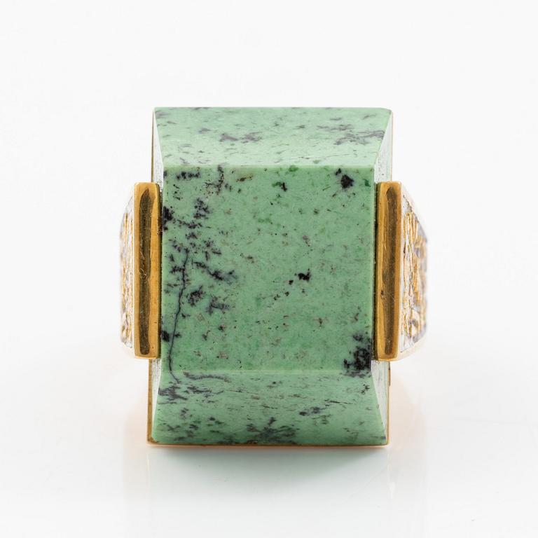 Ring 18K gold green stone possibly grossular garnet.
