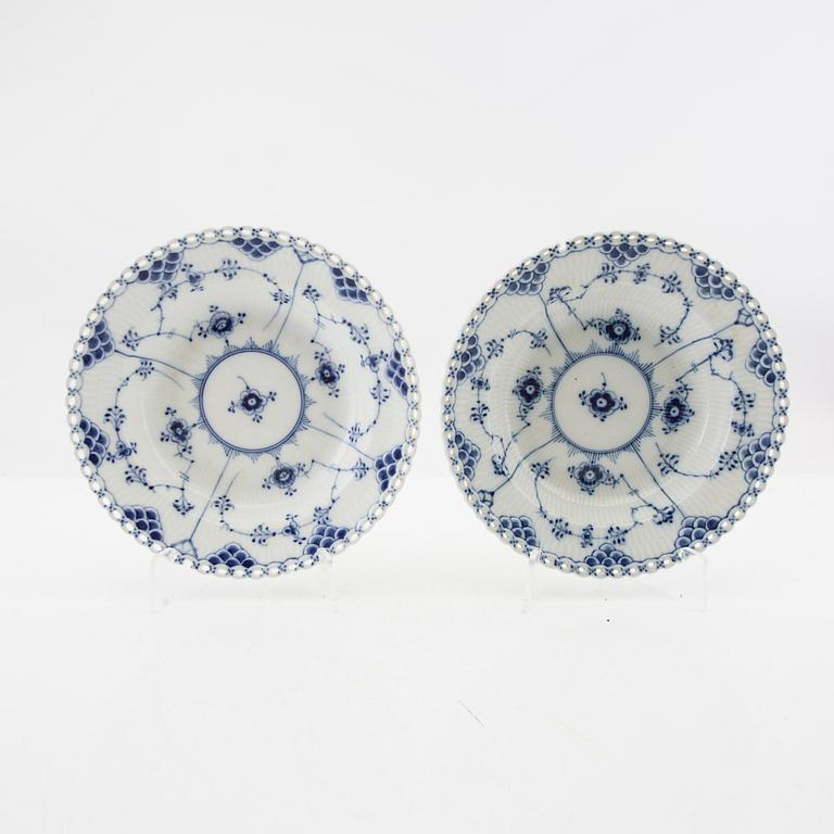 Royal Copenhagen, djupa tallrikar, 14 st, porslin, "Musselmalet helblonde", Danmark.