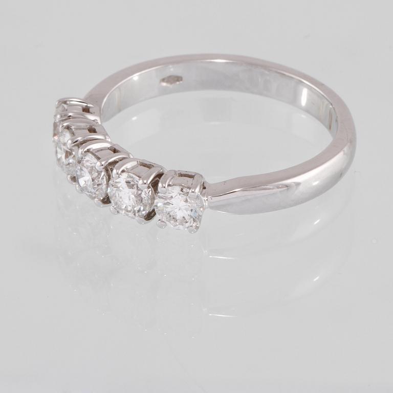 RING, 18k vitguld med 5 briljantslipade diamanter,1.01 ct. Vikt 3,9 g.