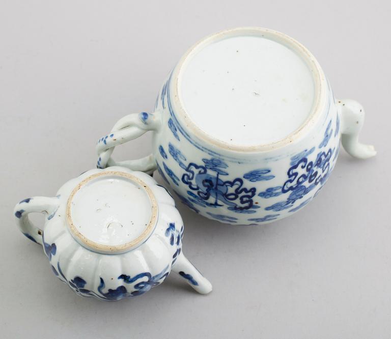 TEKANNA SAMT VINKANNA, porslin, Kina, 1700-tal.