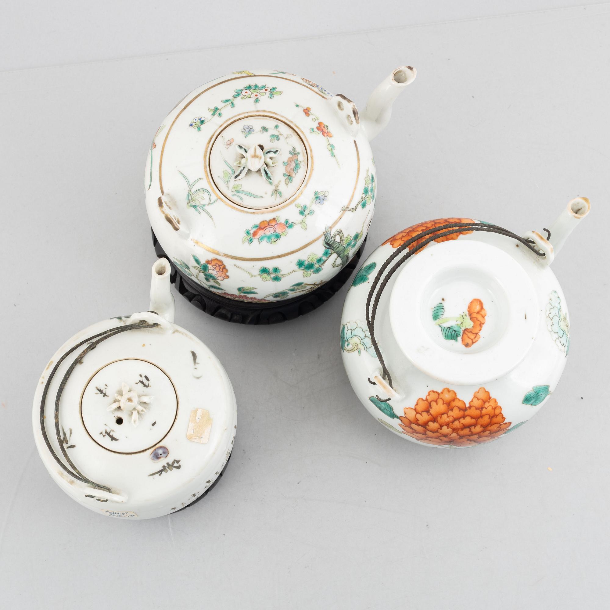 Three Chinese porcelain teapots, late Qing dynasty, early 20th Century.