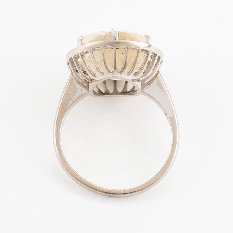 An 18K white gold W.A Bolin ring with a yellow sapphire and round brilliant-cut diamonds. Stockholm 1986,