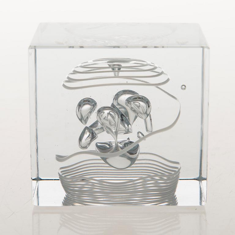OIVA TOIKKA, A glass year cube signed Oiva Toikka Nuutajärvi 1987 and numbered 50/2000.