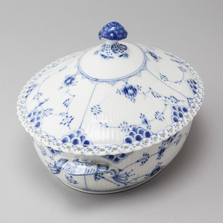 A porcelain "Musselmalet" terrine by Royal Copenhagen from the second half of the 20th century.