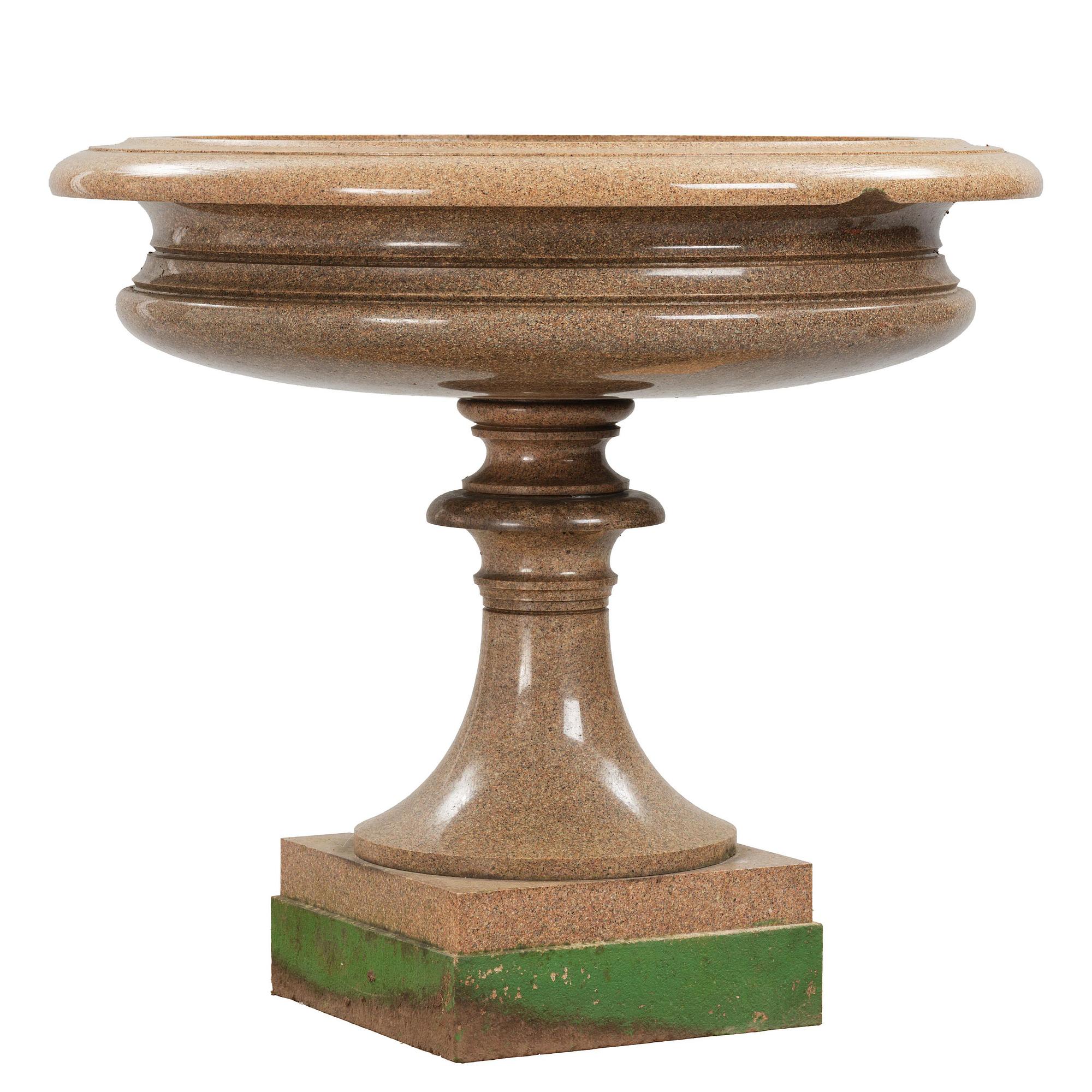A massive Gardenurn, red Bohus granite, made circa 1905. Empire style.