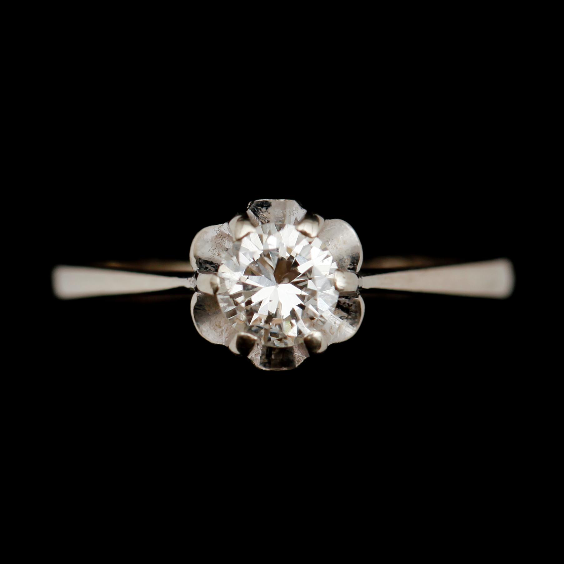 RING, 18 k vitguld, med briljantslipad diamant 0.45 ct enligt gravyr. Total vikt ca 2 g.