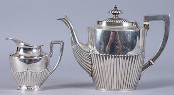 MOCCAKANNA samt GRÄDKANNA, silver, C G Hallberg, Stockholm 1922. 365 gr.