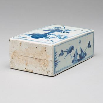 A blue and white Transitional vase, 17th Century.