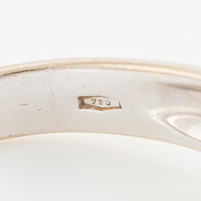 Ring 18K gold with round brilliant-cut diamonds.