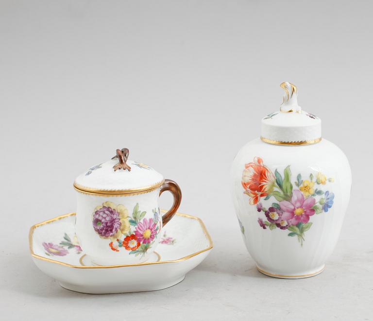 CREMEKOPP SAMT LOCKURNA, porslin, Royal Copenhagen, 1900-talets mitt.