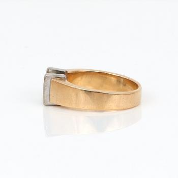 RING, 18K två färgad guld med briljantslipad diamant, ca 0,61 ct, Stockholm, 2000. Total vikt ca 8,59 g.