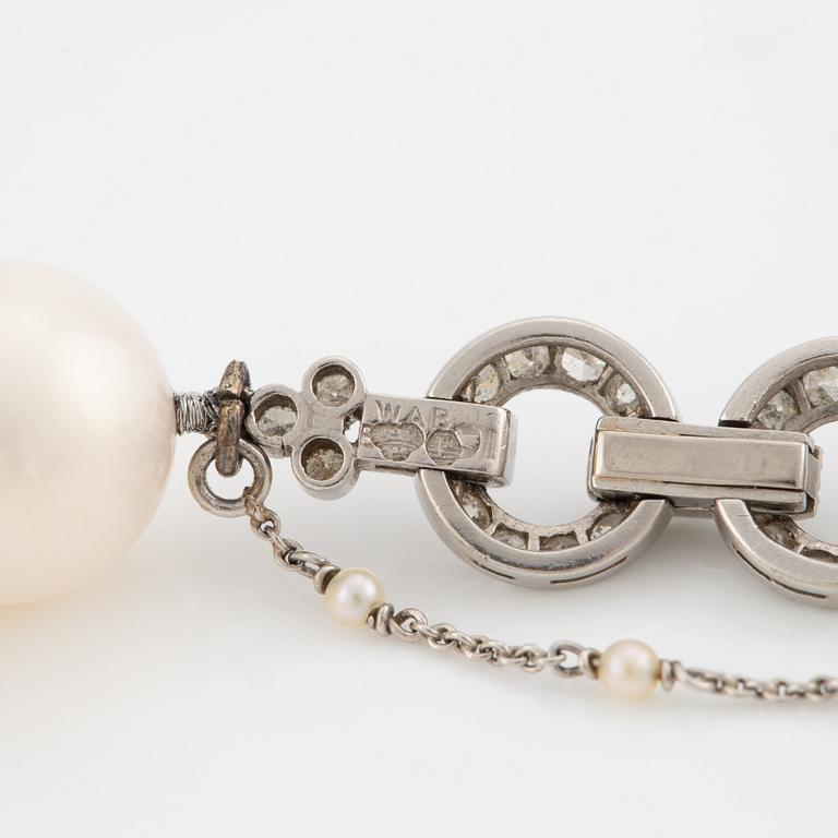 Bracelet, with pearls, clasp platinum with diamonds.