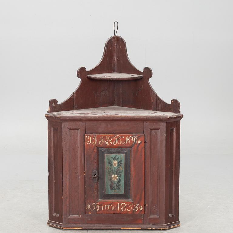 HÖRNSKÅP, allmoge, daterat 1833.