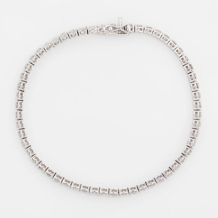 A diamond bracelet, circa 5 cts in total.