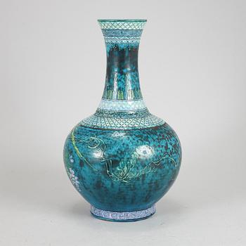 A Japanese vase, 20th century.