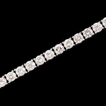 ARMBAND, 18 k vitguld, briljantslipade diamanter tot 6.55 ct. Vikt ca 14,6 g.