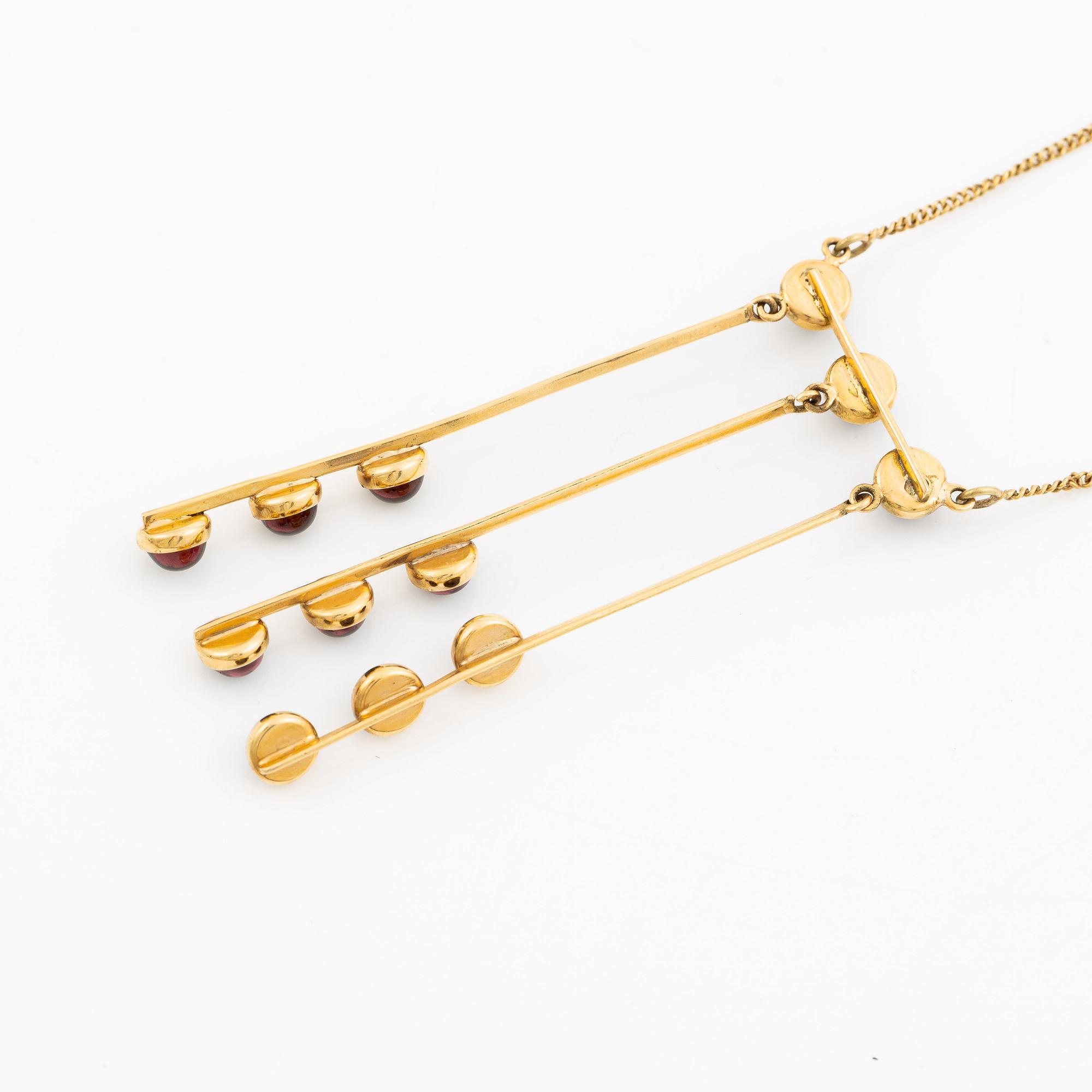 Pendant with chain in 18K gold set with cabochon-cut garnets, HK.