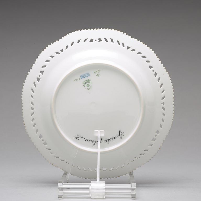 DESSERTTALLRIKAR, 12 stycken, porslin. "Flora Danica", Royal Copenhagen, Danmark, 1900-tal.