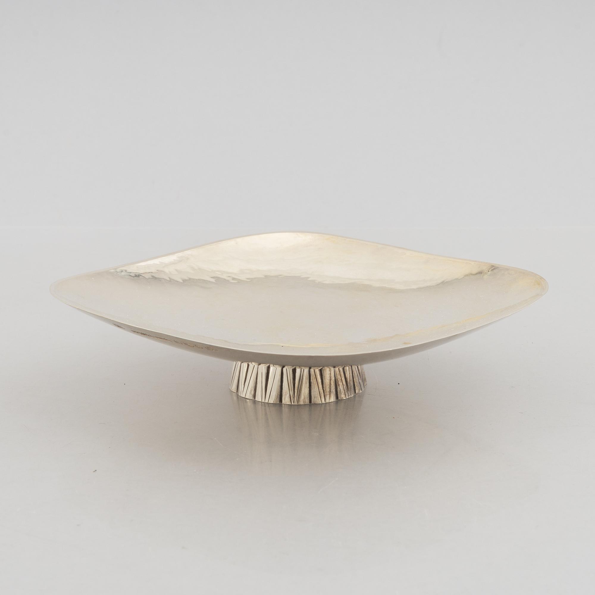 A Swedish silver beaker and a dish, marks of Tore Kullander, Borås 1952.