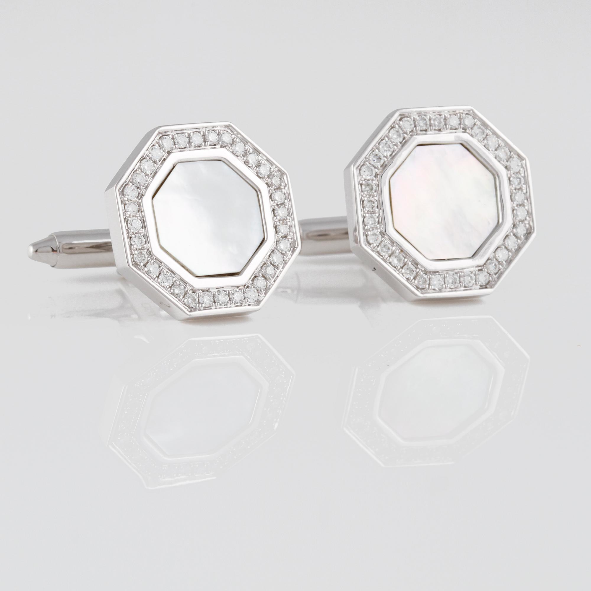 MANSCHETTKNAPPAR, 18K vitguld med briljantslipade diamanter 0.42 ct samt pärlemor. Vikt 8,5 gram.