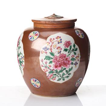 A famille rose and cappuciner brown jar, Qingdynasty, Qianlong (1736-95).