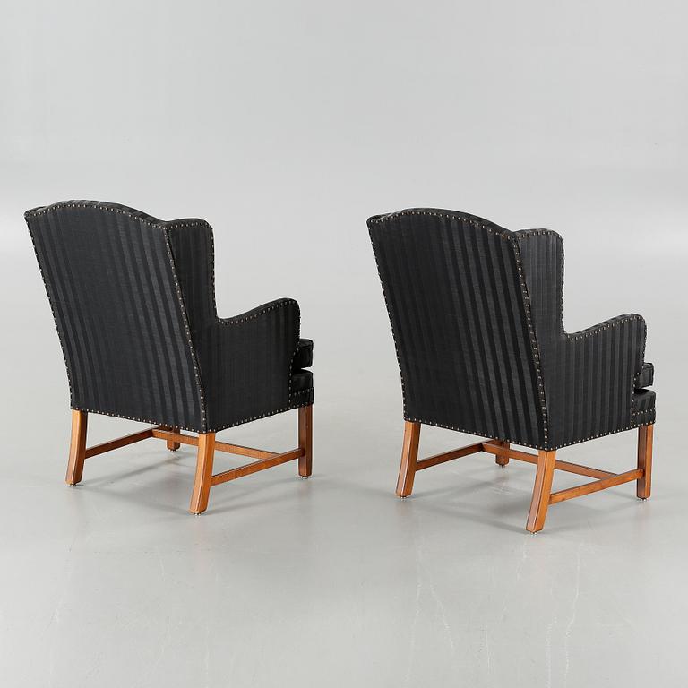 A pair of lounge chairs, late 20th / early 21st century.