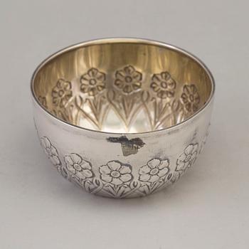 A Swedish Art Nouveau parcel-gilt bowl decorated with flowers, maker's mark Johan Fredrik Tynelius, Helsingborg, 1903.