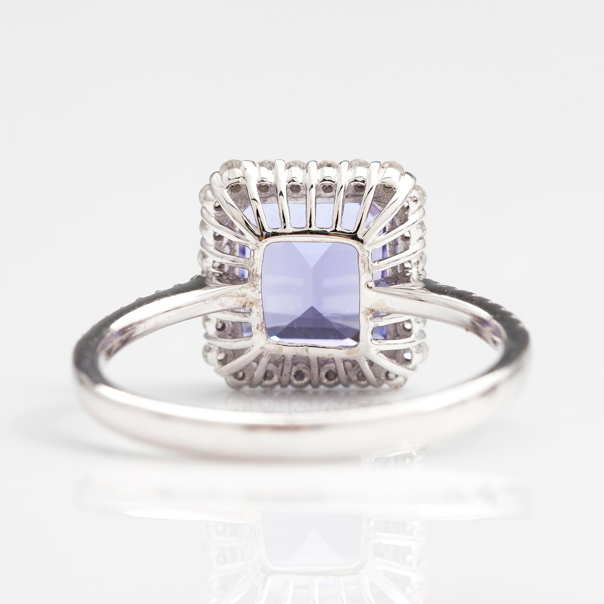 RING, 14K vitguld, tanzanit ca 2.50 ct och briljantslipade diamanter ca 0.25 ct tot.