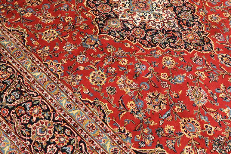 A Keshan carpet, approx. 490 x 306 cm.