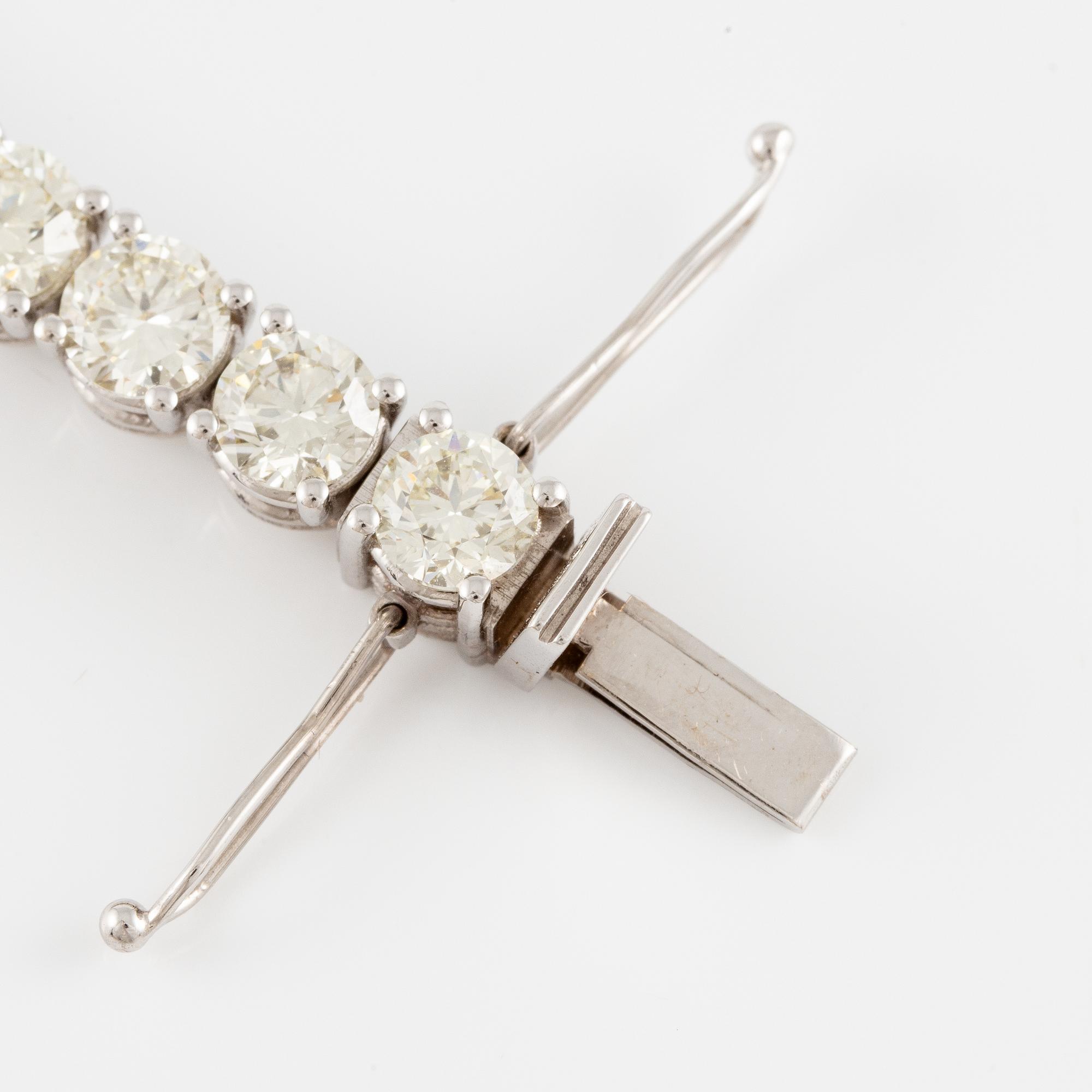 Tennis bracelet, 18K white gold with brilliant-cut diamonds.