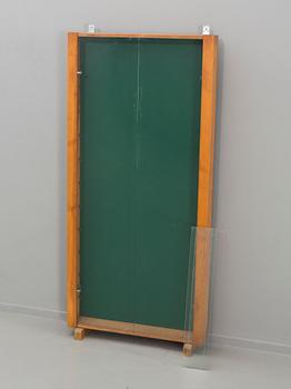 TENNSOLDATER och VITRINSKÅP, ca 150 delar. 1900-talets början/1900-talets mitt.