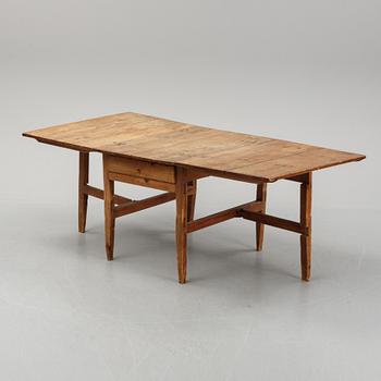 A pine gate-leg table, 19th Century.