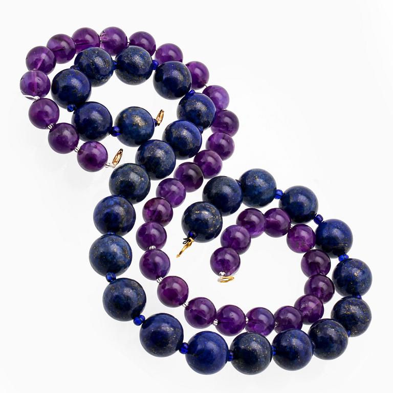 2 collier lapis lazuli ca ca 16mm och ametist ca 12 mm, glaskulor, längder ca 43 och 47 cm, lås i metall.
