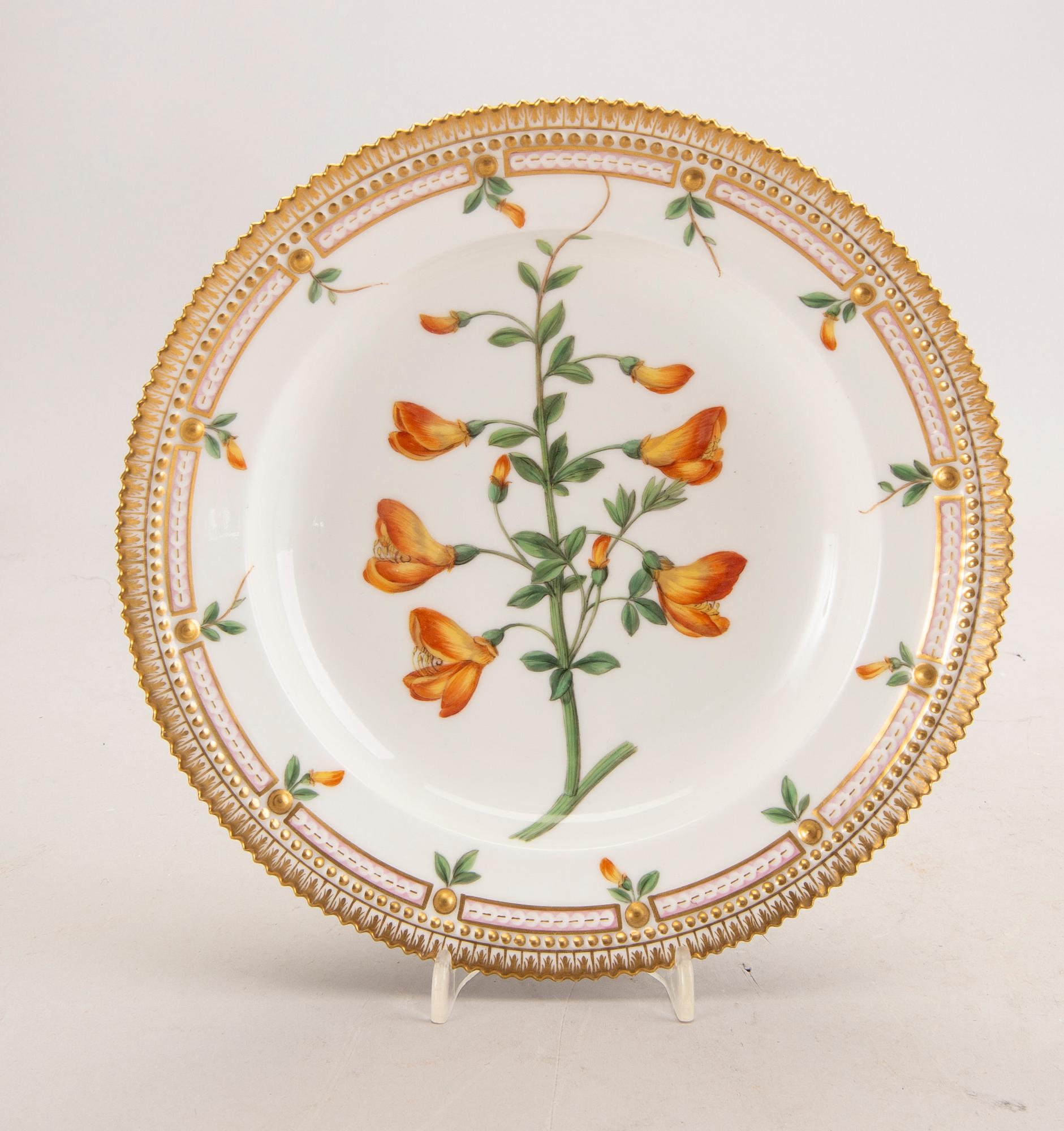 Tallrikar, 2 st, "Flora Danica", Royal Copenhagen Danmark sent 1800-tal.