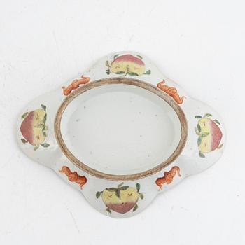 A Chinese famille rose porcelain dish, late Qing dynasty, 19th century.