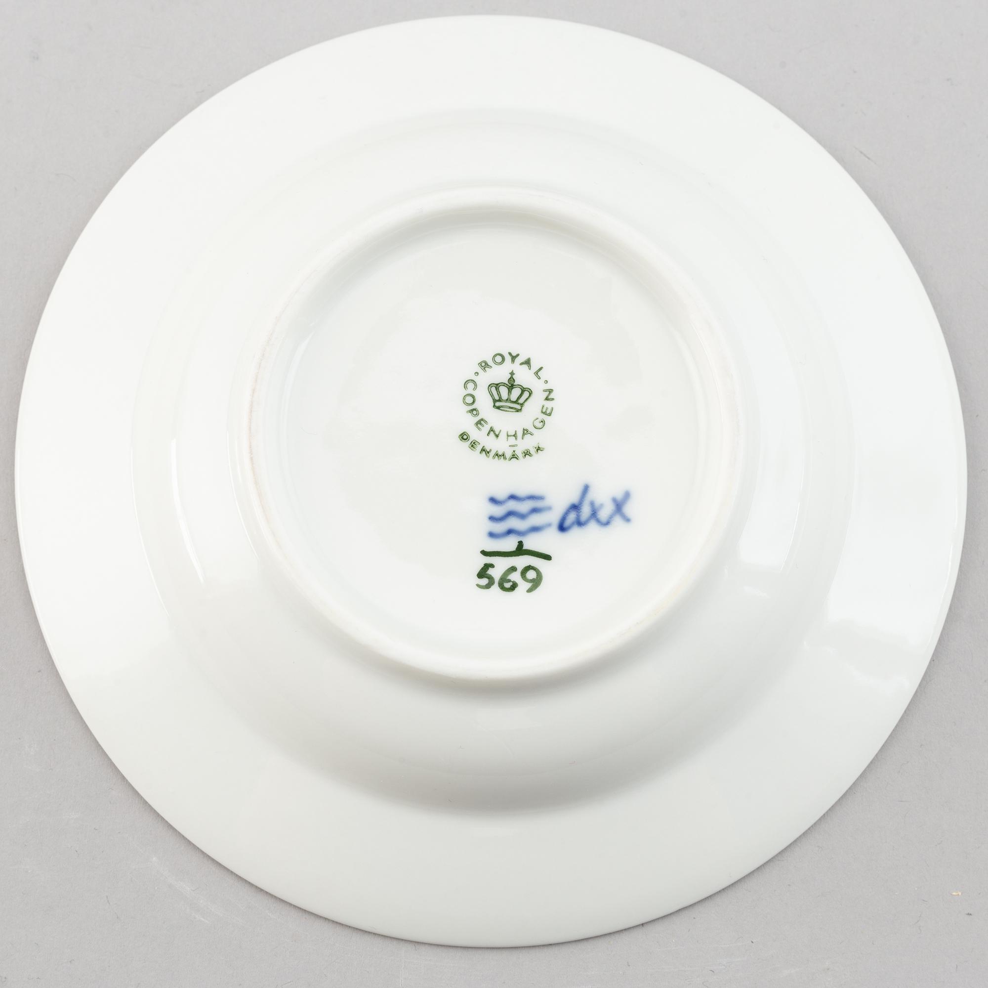 Matservis, 62 delar, porslin, "Musselmalet", Royal Copenhagen.