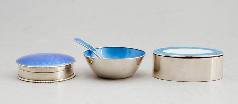 DOSOR, 2 st samt SALTKAR, silver.  Vikt ca 98 g.