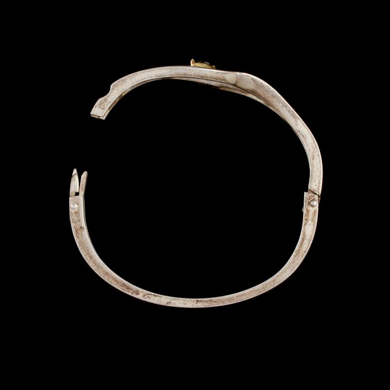 ARMBAND, sterlingsilver, guld samt fasettslipad blå safir, troligtvis Olivier Vanderstichèle, Belgien. Vikt 24 g.