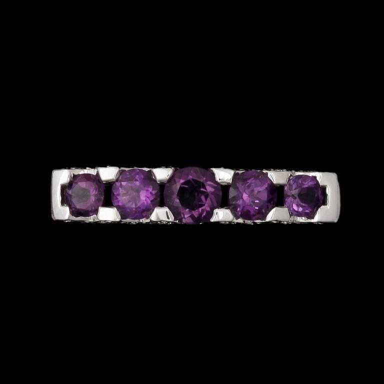 RING, 18k vitguld med 5 briljatnslipade ametister och 22 briljantslipade diamanter, 2000-tal. Vikt 5 g.