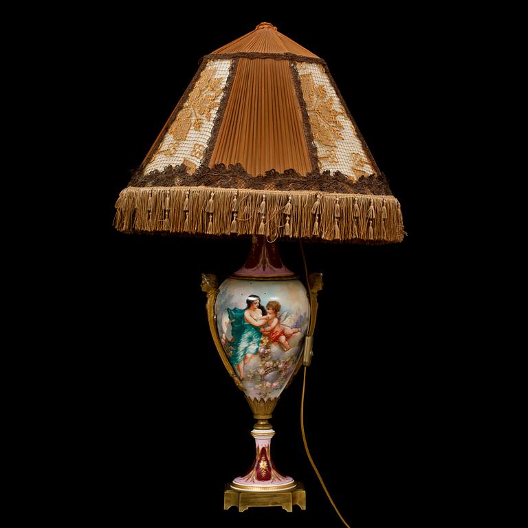 BORDSLAMPA, porslin och brons, 1900-talets första hälft.