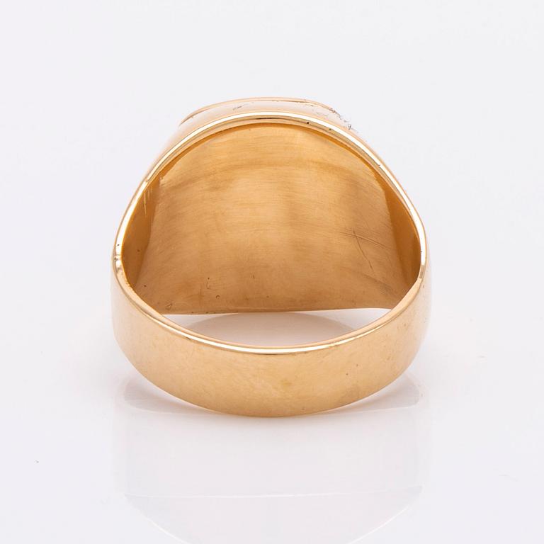 Klackring, 18K guld, onyx ca 10 x 10 mm, total vikt 10,5 g.