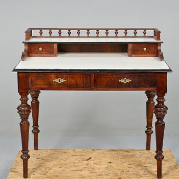 SKRIVBORD, nyrenässans, sent 1800-tal.