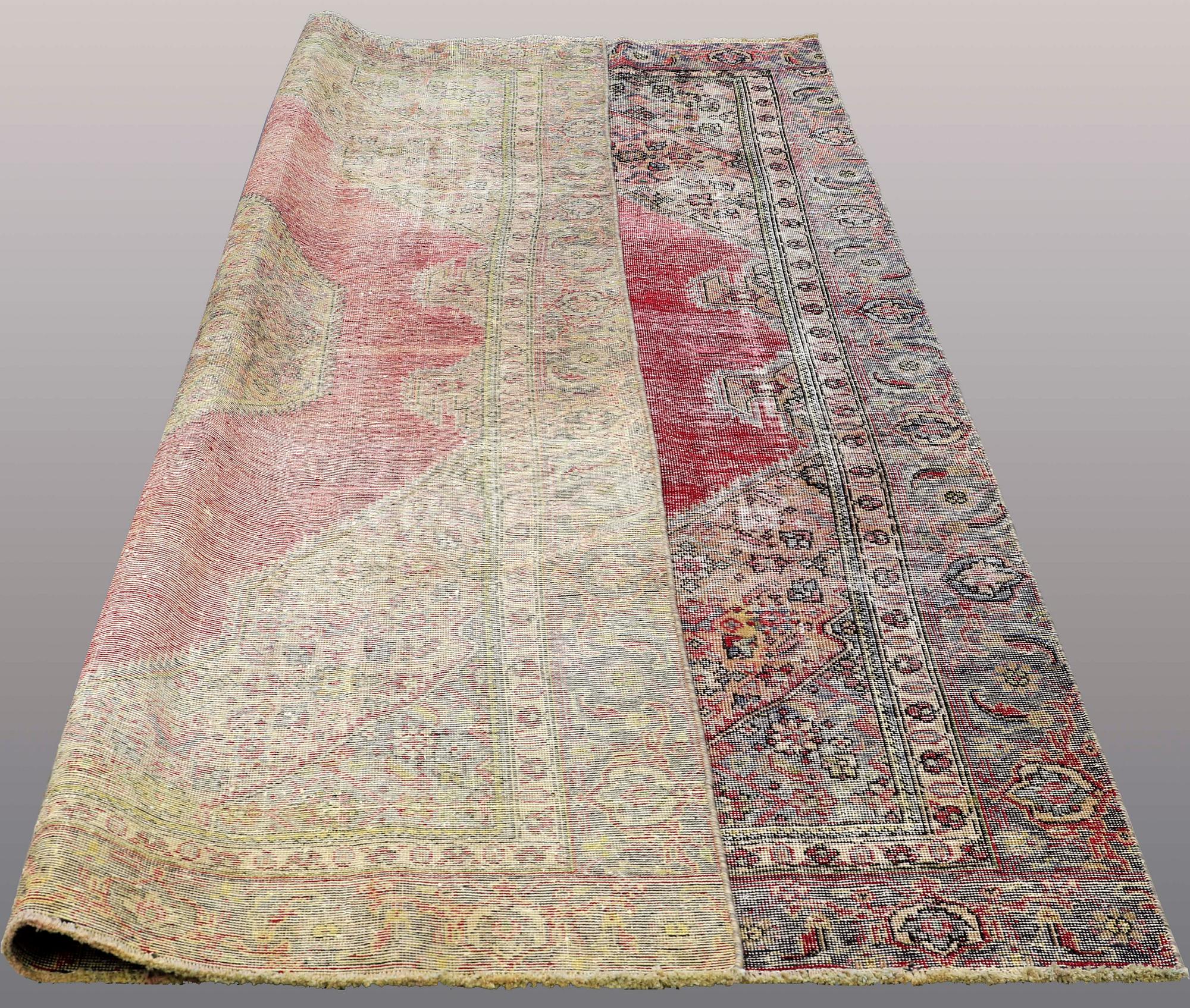 A CARPET, Oriental, ca 332 x 220 cm.