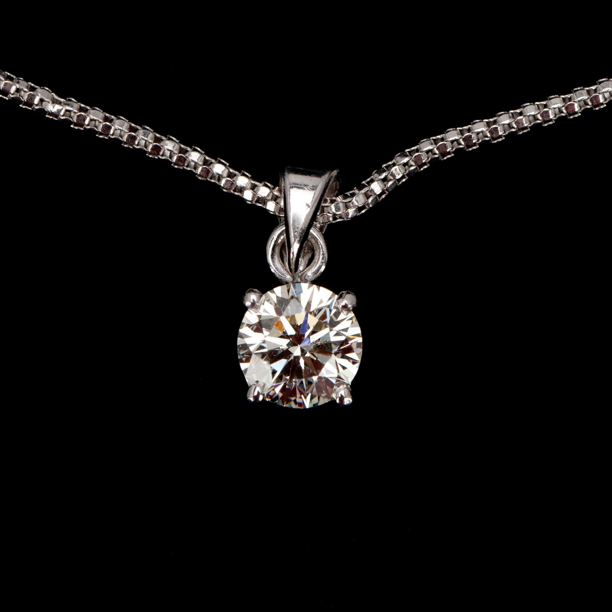 DIAMANT HÄNGSMYCKE, vitguld 18K, briljantslipad diamant 0,70 ct. Vikt tot. 4,1 g. Intyg.